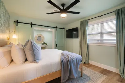 Near Beaches! Heated Pool, Hot tub at the Poolside Palm Hideaway! 베이 비스타 공원 주변 호텔
