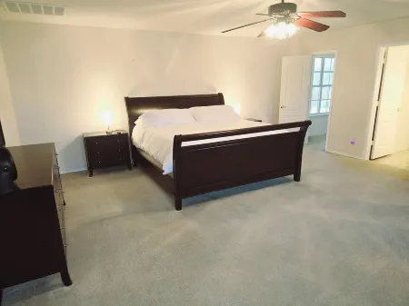 Spacious 5BR villa with backyard Oasis, Pool, Air hockey and high speed WiFi