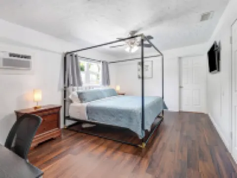 4/2 pool home. Close to Cocoa Village, USSSA, Kennedy Space Center, Cocoa Beach Hotels in Rockledge