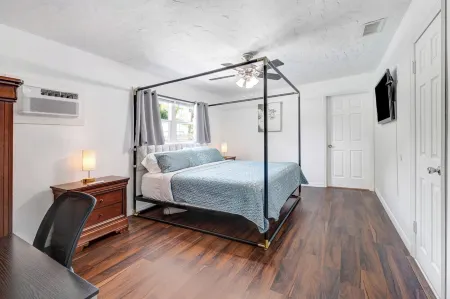 4/2 pool home. Close to Cocoa Village, USSSA, Kennedy Space Center, Cocoa Beach