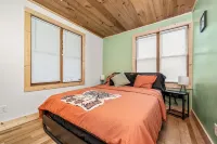 Cozy Cabin Escape • Sleeps 6 • Games • 65” TV