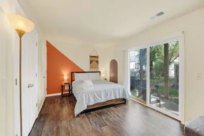 Spacious modern 4-bedroom townhome in Wilmington, up to 10 people Các khách sạn ở 