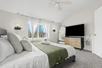 Royal Blue Haven ~ Walk Downtown Royal Oak, Game Room, Jetted Tub, Clean + Cozy