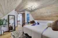 Hydrotherapy Jacuzzi-Sauna -Sauna • Hydro Hot Tub, Romantic Cabin