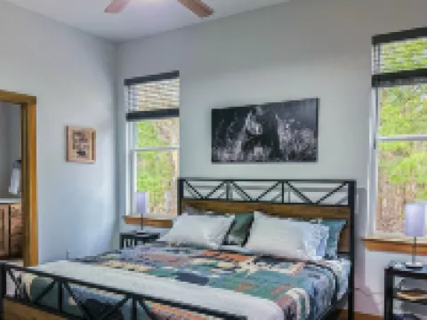 Cozy, Rustic Cabin w/ Pool Table, Foosball, & Fast WiFi, South of Norman Hotels in McClain County