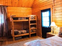 2 Lakeside : Charming 2-bedroom cabin with AC, WiFi in welcoming Solgohachia Hotels in Conway County