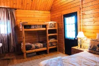 2 Lakeside : Charming 2-bedroom cabin with AC, WiFi in welcoming Solgohachia