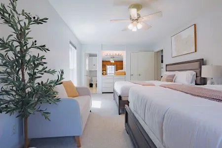 Spacious 5Br Home - Near Energy Corridor - Sleeps 14 - Pet Friendly Отели рядом с достопримечательностью «The Music Box Theater»