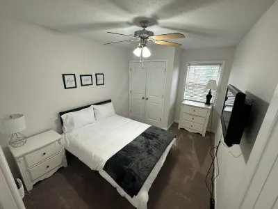 Spacious Townhouse In High Point Near HPU & Furniture Market Walmart Garden Center附近的飯店