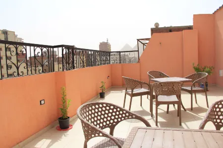 Pyramids Road Guest House Отели рядом с достопримечательностью «Панорамный вид пирамид»