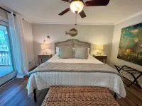 Lake Martin lakehouse. Screened porch. Dock.  firepit & views. 30 min to Auburn