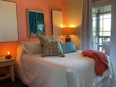 Charming 3-bedroom waterfront house in OKI just steps from public beach access