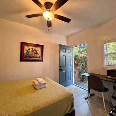 Charming Studio Cabin under Oak tree 2 mins walk to Magazine quiet neighborhood, Rooms
