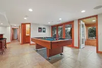 Lake Monona Waterfront + HOT TUB + Game Room Hotels in Monona