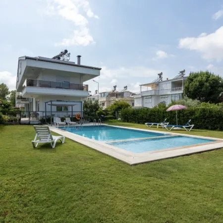 VILLA OLINDA 4 BED with huge garden