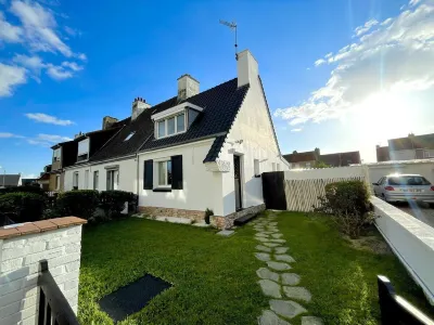 Maison 2 Chambres, Jardin Proche Plage & Centre Ville Hotels near Plage