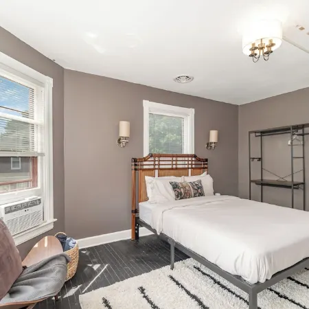 Gettysburg Home sleeps 10 with parking and Game Room. Just off the square.