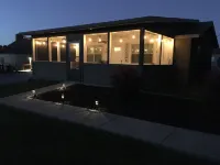 Cozy Zero Step Cabin by Lake. Pvt. Hot Tub. Pool. Fire Pit. Pickleball. Kayaks