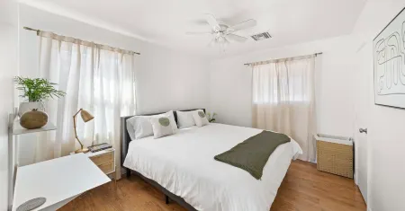 Central Phx Kid/Pet friendly home next to Banner Hospital & Historic Coronado