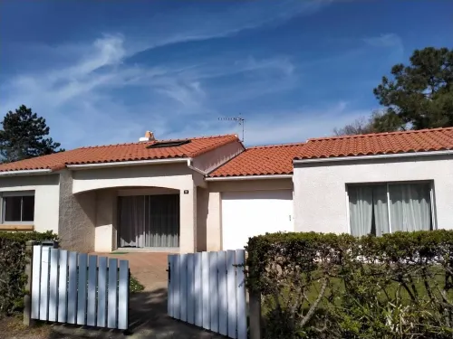 5-minute walk from the beach, quiet villa with garden. Home sweet home!