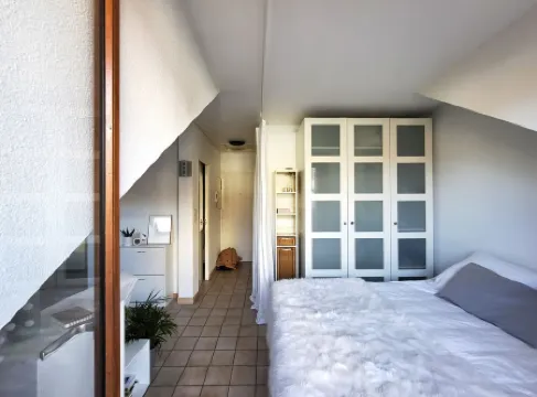 A welcoming studio in a quiet town center location