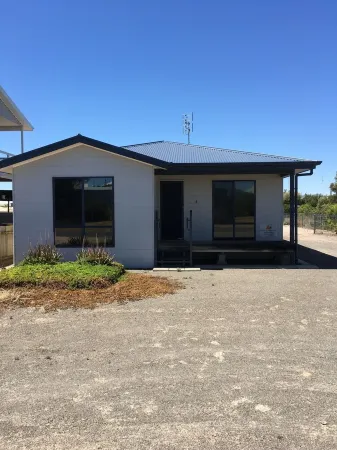 Relax and enjoy the beach air. 2 mins walk to the beach.