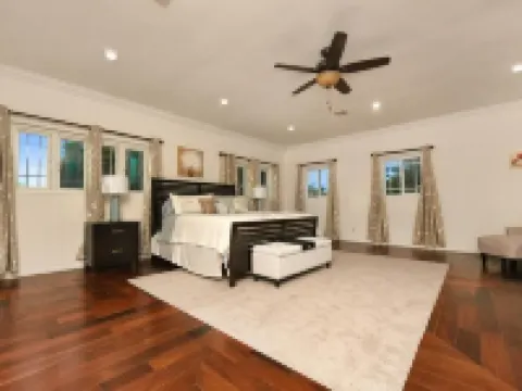 Todd’s Place Harbour Island Hotels in Dunmore Town