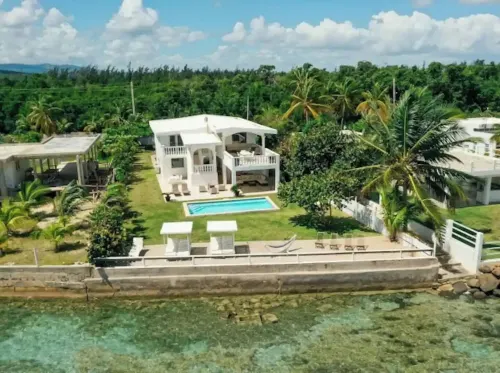 Luxurious Oceanfront Villa + Pool l Casa Blanca Hotels in Zarzal