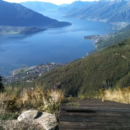 Beautiful view of the lake and mountains, free WiFi, calm.