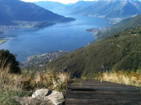 Beautiful view of the lake and mountains, free WiFi, calm.