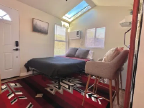 Cozy and Quiet Tiny House Cottage with Skylight 2 Minutes from Main Street 朱利安酒店