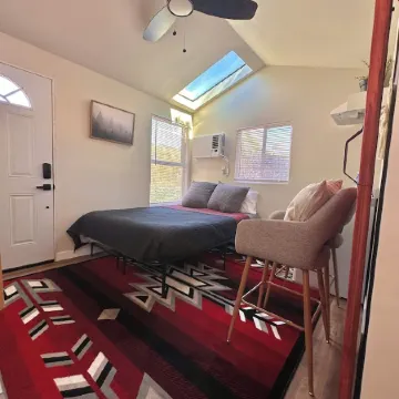 Cozy and Quiet Tiny House Cottage with Skylight 2 Minutes from Main Street