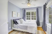 NEW LISTING! Waterfront cottage, hot tub, fire pit, gated community, pier, kayak