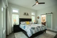 Modern Soundfront Studio, Pier access, Sunsets, Fishing, Watersports, Beach