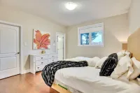 Riverview home. 2 minute walk to the beach in the heart of Wasaga. Hotels near Gateway Camping