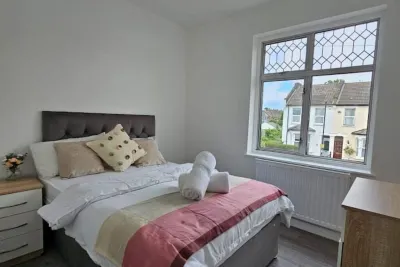 Luxury En-suite Double Room Hotels near Ponders End