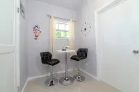 Beautiful 1-bedroom apartment in amazing Buckleys with AC, WiFi Hotels in Buckleys