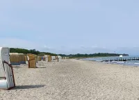 Vacation apartment with lake view, close to the beach with WiFi, dishwasher, microwave Hotels in Heiligenhafen