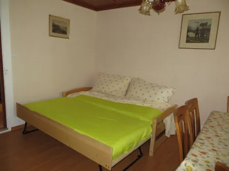 2nd floor apartment 130 m2 shared entrance Отели в г. Ле Шени