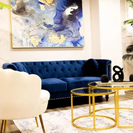 Elegant Two Bdr. Basement Apartment with Private Entrance Отели в г. Брамптон