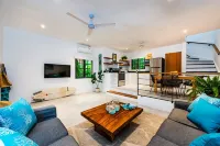 Cozy 2 bedroom condo with pool, steps from the beach