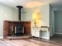 Orchard Cottage in Lantzville near Nanaimo Brand New Renovation