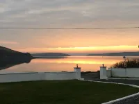 Spacious shore-side bungalow in an exclusive and historic location فنادق في مايو