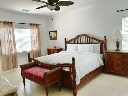 Villa Diez, Pool & Boat Charters Отели рядом с достопримечательностью «Turks and Caicos Map Mural»