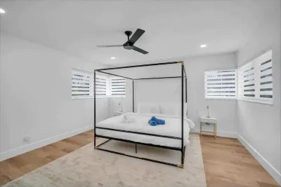 4K SQFT Home Heated Pool with Game Room Hotels in Downtown Hollywood