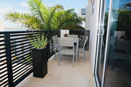 Palapa Suite # 4, walk to Eagle Beach