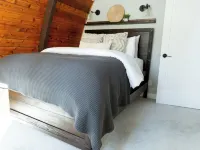 Rustic Cabin with glamour. Private, mature trees & close to provincial park Hotels in Strathcona County
