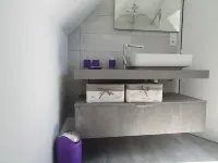 SMALL ROSES SANDSTONE HOUSE NEAR THE BEACHES