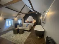 Stylish apartment above popular traditional village pub! Hotels in 