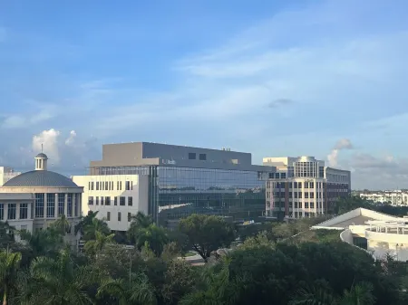 Modern building, centrally-located condo,2 bedrooms/2 bathrooms, parking space. Отели рядом с достопримечательностью «Парк Дорал Сентрал»